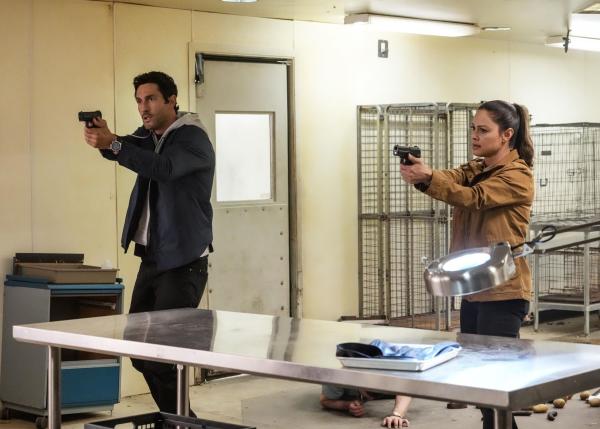 Bild 1 von 8: Jesse Boone (Noah Mills, l.); Jane Tennant (Vanessa Lachey, r.)