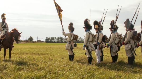 Bild 1 von 14: Michael Ostrowski wartet gemeinsam mit seinen Kameraden auf die Anweisungen des Korporals.