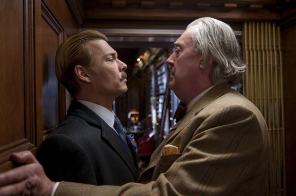 Bild 1 von 8: Als ihn Schulden dazu treiben, für Insepctor Martland zu arbeiten, versucht Mortdecai (Johnny Depp, l.) ausgerechnet bei Sir Graham (Michael Culkin, r.) an Information zu einem wertvollen Gemälde zu kommen. Doch dieser gibt sich wenig kooperativ ...