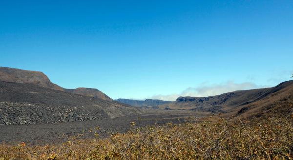 Bild 1 von 5: Der Vulkankrater des Sierra Negra ist mit einem Durchmesser von zehn Kilometern der zweitgrößte Krater der Welt.