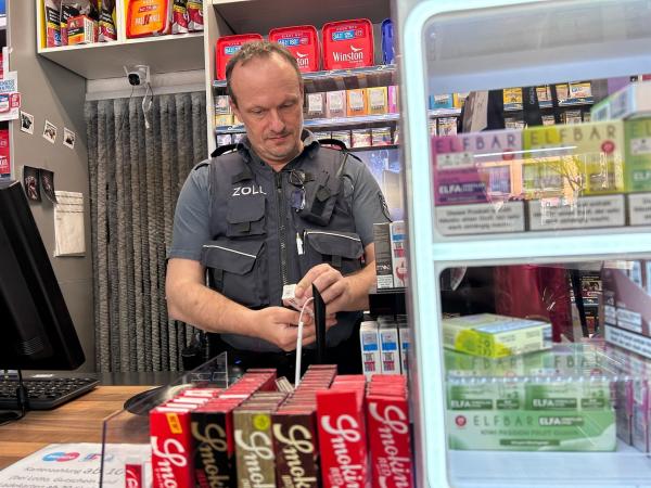 Bild 1 von 14: Illegal und unverzollt? Bei Razzien in deutschen Kiosken suchen Zollfahnder nach Schwarzmarkt-Vapes aus China.