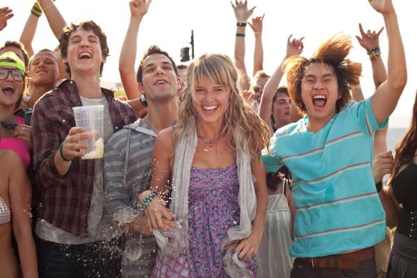 Bild 1 von 8: Haben mit Nicole (Sarah Wright, 2.v.r.) einen Haufen Spaß: Jeff (Justin Chon, r.), Casey (Skylar Astin, 3.v.r.) und Miller (Miles Teller, 4.v.r.) ...