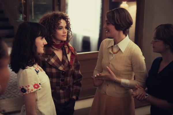 Bild 1 von 13: Nach dem Ende der Auktion herrscht Freude in der Familie Schöllack. Friederike von Boost (Marie Louise Albertine Becker, l.), Eva Fassbender (Emilia Schüle, 2.v.l.), Helga von Boost (Maria Ehrich, 2.v.r.) und Monika Franck-Schöllack (Sonja Gerhardt, r.) sind erleichtert.