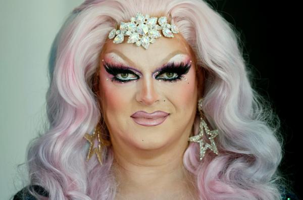 Bild 1 von 3: Die Dragqueen, Aktivistin und Autorin Barbie Breakout aus Berlin ist als laute Stimme für Gerechtigkeit und als HIV/AIDS-Aktivistin bekannt.