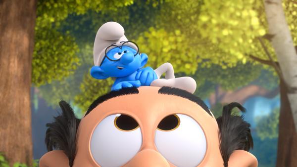 Bild 1 von 4: Gargamel, der vergessen hat, dass er die Schlümpfe nicht leiden kann, lässt Schlaubi auf seinem Kopf reisen.