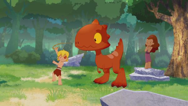 Bild 1 von 4: Beherzt greift Tib nach einer Schlange, die Lili im Wald erschreckt.