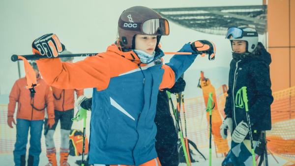 Bild 1 von 1: Im Bild: Emilia Warenski (Dani Strobl), Luna Mwezi (Nawal Ammann).
