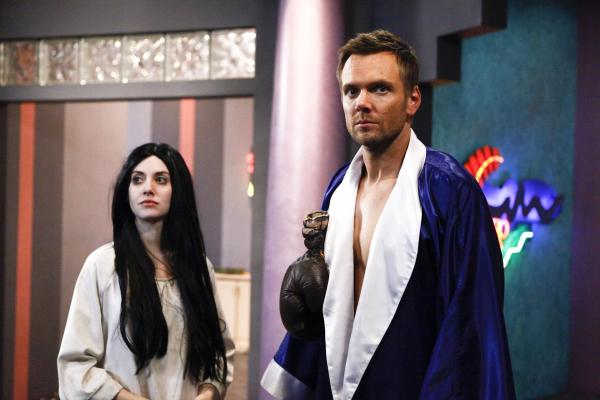 Bild 1 von 22: Kurz vor einer Halloween Party eilen Annie (Alison Brie, l.) und Jeff (Joel McHale, r.) ihrem Freund zu Hilfe. Er hat sich aus Versehen im Panikraum eingeschlossen. Die Suche nach dem Code für die Sicherheitstür kann beginnen ...