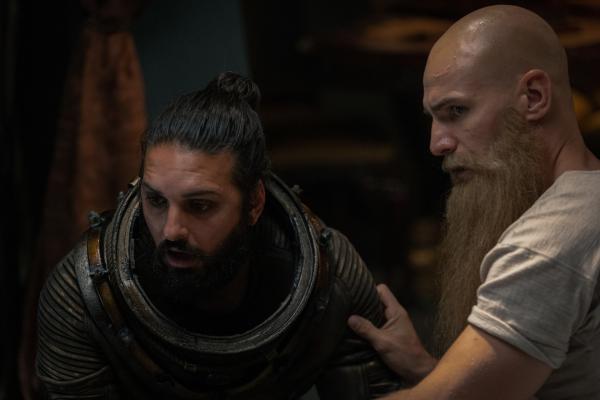 Bild 1 von 5: Nemo (Shazad Latif, l.) und Jiacomo (Andrew Shaw, r.) hoffen, dass Humility ihren riskanten Tauchgang überlebt hat.