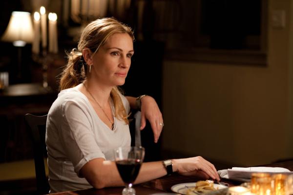 Bild 1 von 22: Liz (Julia Roberts) hatte alles, wovon eine Frau träumt. Doch als ihre Ehe geschieden wird, beschließt sie alles zu riskieren und ihr altes Leben hinter sich zu lassen, indem sie zu einer Reise Rund um die Welt aufbricht ...