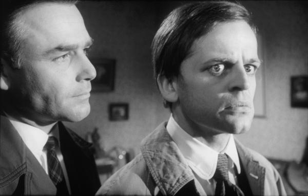 Bild 1 von 1: Inspektor Larry Hold von Scotland Yard (Joachim Fuchsberger, links)  weiß nicht, was er von dem verschrobenen Sekretär Edgar (Klaus Kinski) halten soll.