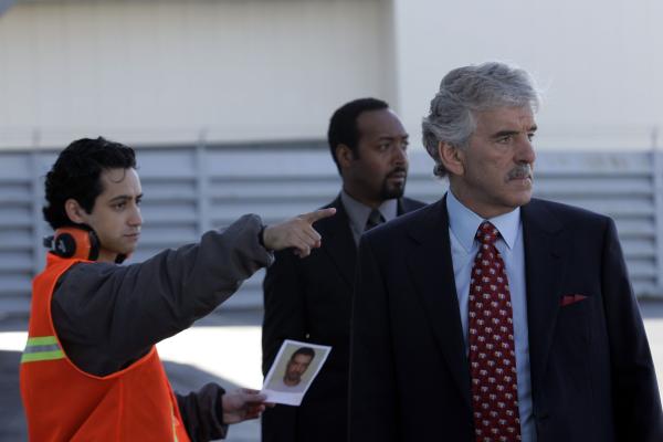 Bild 1 von 5: (l-r) (from center) Jesse L. Martin as Det. Ed Green, Dennis Farina as Det. Joe Fontana   -- NBC Universal
