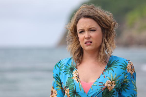 Bild 1 von 3: Catrina McVey (Kimberley Nixon) ist eine beliebte Fernsehmoderatorin der Urlaubssendung \