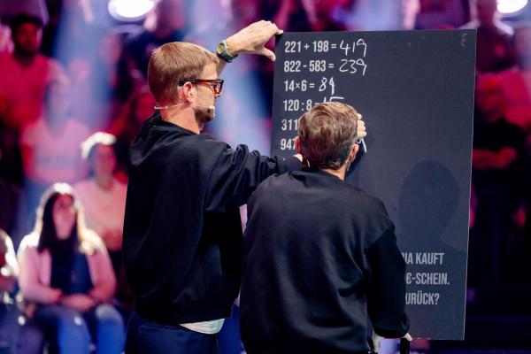 Bild 1 von 10: Joko Winterscheidt (l.); Klaas Heufer-Umlauf (r.)