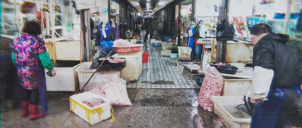 Bild 1 von 7: Auf dem Markt wurden Wildtiere zum Verkauf angeboten - mögliche Überträger des Virus.