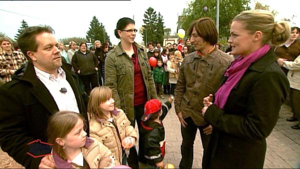 Bild 1 von 1: Die Familie wird von Eva Brenner, John Kosmalla sowie von allen Freunden und Bekannten Willkommen geheißen.