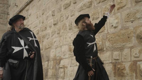 Bild 1 von 4: Hält die Mauer stand? Der Großmeister des Johanniterordens (l.) und sein Militärarchitekt (r.)  inspizieren die antike Festungsanlage.