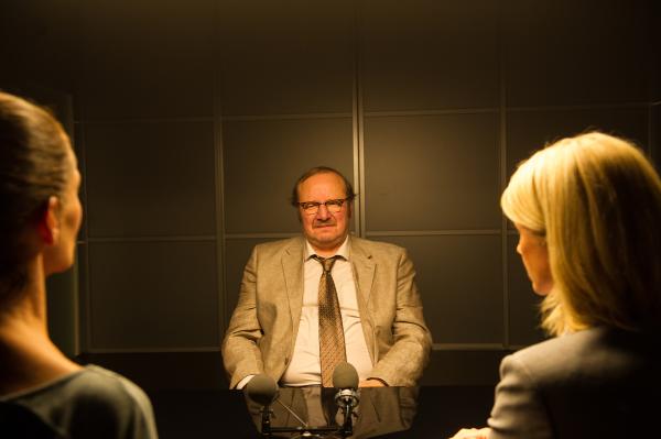 Bild 1 von 5: Rainer Peters (Rainer Reiners, M.) wird von Martina Seiffert (Astrid M. Fünderich, r.) und Selma Kirsch (Yve Burbach, l.) vernommen. Ist der Konkurrenzkampf zwischen ihm und dem Opfer eskaliert?