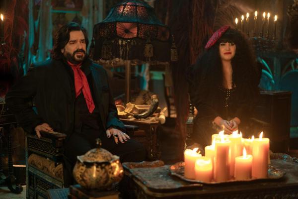 Bild 1 von 6: Laszlo (Matt Berry, l.); Nadja (Natasia Demetriou, r.)