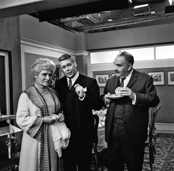 Bild 1 von 3: Im Bild: Hilde Wagner, Peter Weck, Fritz Eckhardt.