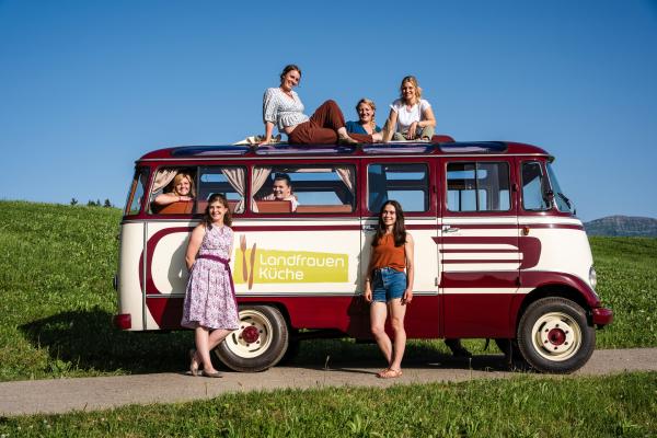 Bild 1 von 11: Alle Teilnehmerinnen der 17.  Staffel von der \