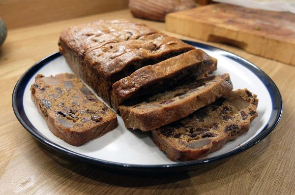 Bild 1 von 4: Bara Brith, ein typisch walisisches Früchtebrot: Finn hat die Rezeptur mit schwarzem Tee, Orangenabrieb, Kardamom, Schokolade und Ingwer verfeinert.