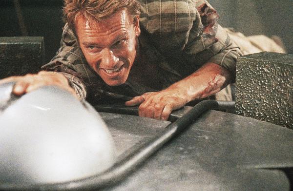 Bild 1 von 9: Als Douglas (Arnold Schwarzenegger) seine wahre Identität entdeckt, wird ihm klar, dass er tatsächlich ein Agent ist, dessen Erinnerung unterdrückt wird ...