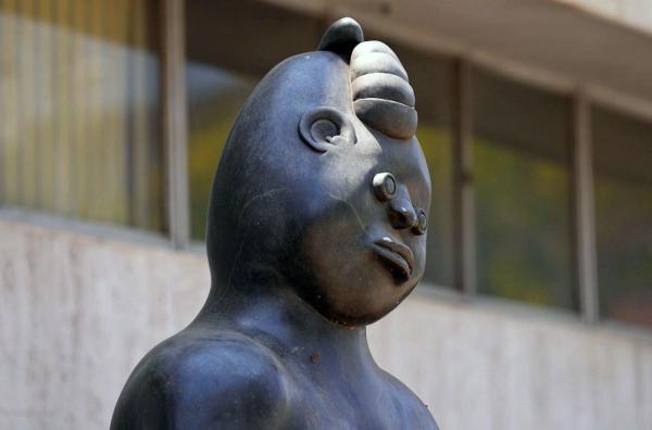 Bild 1 von 4: Die Shona sind die größte Volksgruppe Simbabwes und haben in den 1950er Jahren ihre Träume, Visionen und Mythen in Stein gemeißelt. Damit begründeten sie die neue Kunstform der Shona-Bildhauerei.