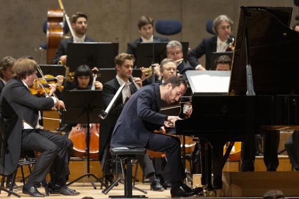 Bild 1 von 3: Iván Fischer dirigierte Tschaikowskys Vierte in einem Konzert mit dem Symphonieorchester des Bayerischen Rundfunks im Januar 2020 im Münchner Herkulessaal der Residenz. Am Flügel: Igor Levit.