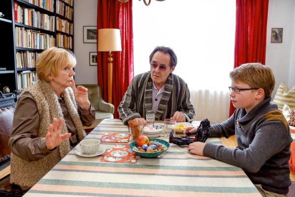 Bild 1 von 41: Im Bild: Christine Schorn (Katharina), Uwe Kockisch (Konrad), Kieran West (Georg).