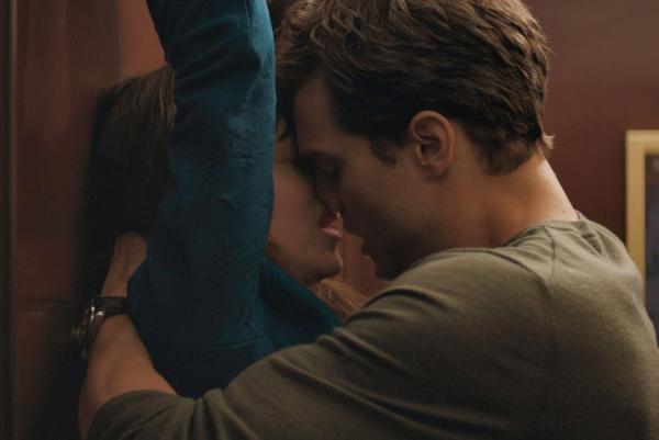 Bild 1 von 4: In the phenomenon Fifty Shades of Grey, JAMIE DORNAN and DAKOTA JOHNSON step into the iconic roles of billionaire entrepreneur Christian Grey and curious college student Anastasia Steele.