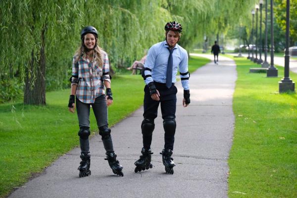 Bild 1 von 9: Kyra Tally (Jocelyn Hudon, l.); Aiden Sawyer (Jake Manley, r.)