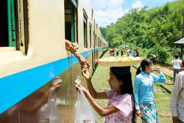Bild 1 von 6: Snackverkäuferinnen versorgen die Reisenden im Mandalay-Lashio-Express mit allem Notwendigen: von gebratenem Reis über Bier und Nüsse bis hin zu Papayasalat.