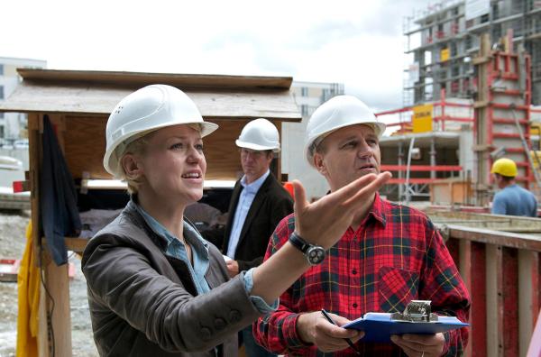 Bild 1 von 8: Die fähige Bauingenieurin Sophie (Lisa Wagner, links) beaufsichtigt eine Großbaustelle.