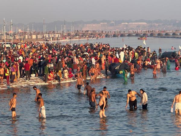 Bild 1 von 12: Im Bild: Gläubige Hindus nehmen ein heiliges Bad im Ganges.