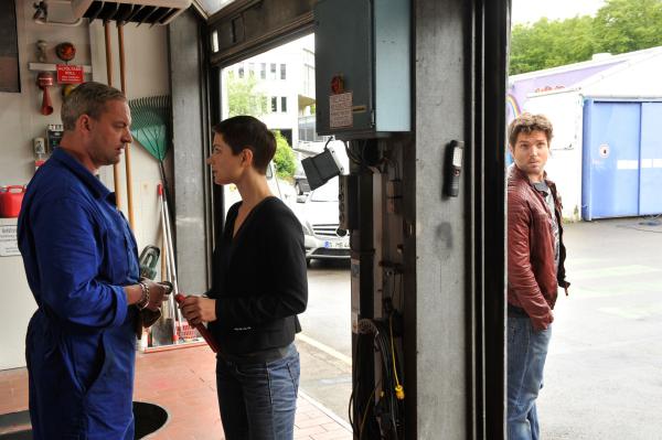 Bild 1 von 15: Jo Stoll (Peter Ketnath, r.), Anton Lebowski (Christian Kahrmann, l.) und Karin Hartmann (Henriette Richter-Röhl, M.).