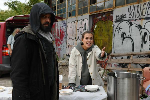 Bild 1 von 11: Daniel (Raphael Vogt, l.) und Maria (Josephine Martz, r.) verfolgen das Drama um Jascha und seine Freunde ...