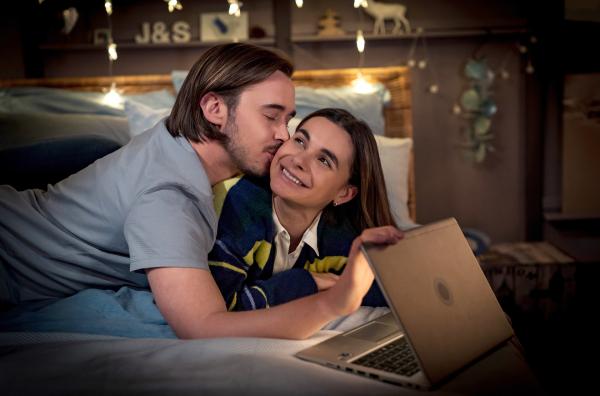 Bild 1 von 4: Es ist für Jenny (Julia Obst) und Sebastian (Dominik Stricker) gar nicht so einfach, sich bei all der Arbeit und Doppelbelastung als Paar nicht zu verlieren. Sie suchen nach einer Möglichkeit für eine Auszeit.