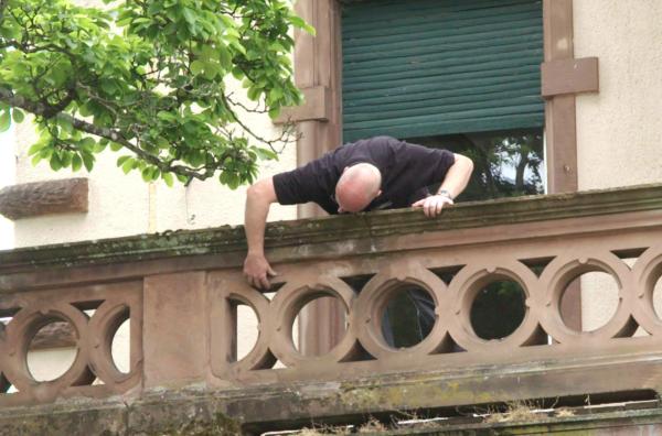 Bild 1 von 4: Steinbildhauer Tobias Huber aus Oberkirch im Schwarzwald: Für die Restaurierung einer historischen Sandsteinfassade begutatchtet er die schadhafte Ballustrade.
