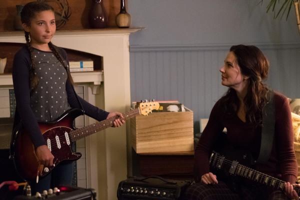 Bild 1 von 13: Lizzy (Emma Tremblay, l.); Allison Montgomery (Laura Mennell, r.)