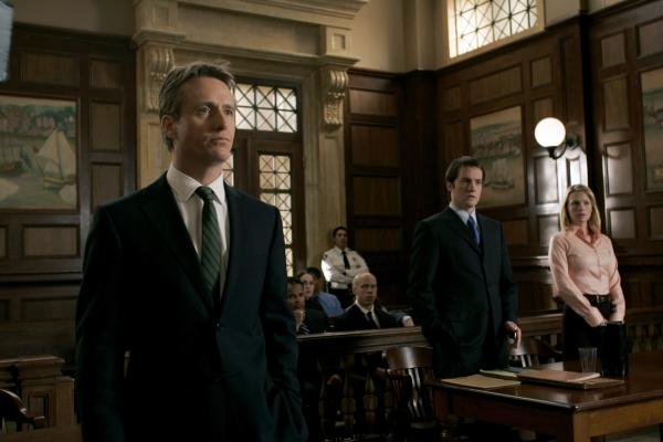 Bild 1 von 8: (l-r) Linus Roache as Assistant District Attorney Michael Cutter, Greg Keller as Peter Berbatov, January Jones as Kim Brody -- NBC