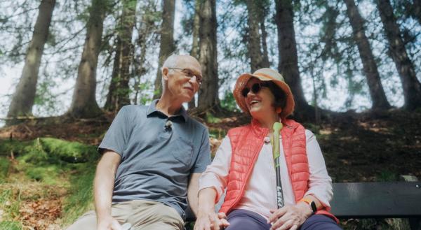 Bild 1 von 3: Wie ändert sich die Beziehung, wenn man in Rente geht? Ingrid und Hermann haben es erlebt und sich nochmal neu verliebt.