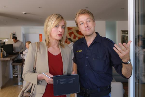Bild 1 von 9: Kommissarin Danner (Katharina Abt) und Polizist Mohr (Max Müller) untersuchen den Tod eines Architekten.