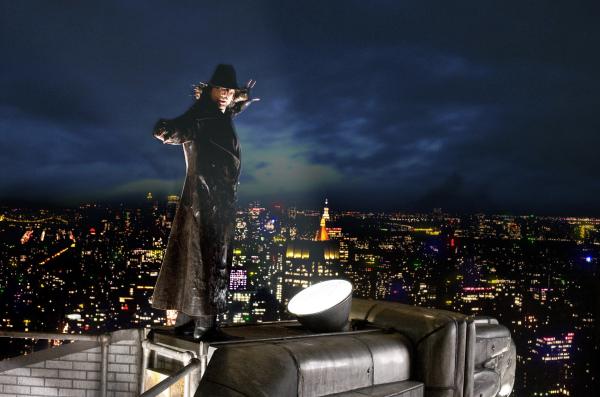 Bild 1 von 18: Seit langer Zeit beschützt der große Zaubermeister Balthazar Blake (Nicolas Cage) die Metropole Manhattan vor dem Zugriff des Bösen. Doch im Kampf gegen seinen Erzfeind Maxim Horvath (Alfred Molina) braucht er dringend Unterstützung. Ausgerechnet im unauffällig wirkenden Studenten Dave Stutler (Jay Baruchel) glaubt er sie gefunden zu haben. Denn der vermeintlich durchschnittliche Dave besitzt das Potenzial, endlich Blakes seit langem gesuchter Zauberlehrling zu werden. Ungläubig und widerwillig lässt sich Dave auf das größte Abenteuer seines Lebens ein und lernt in einem harten Crashkurs die Kunst der Zauberei. Die Zeit drängt, denn die Kräfte des Bösen formieren sich und Dave muss über sich hinauswachsen, um sein Training zu überleben, die Stadt zu retten und das Mädchen seiner Träume zu erobern...