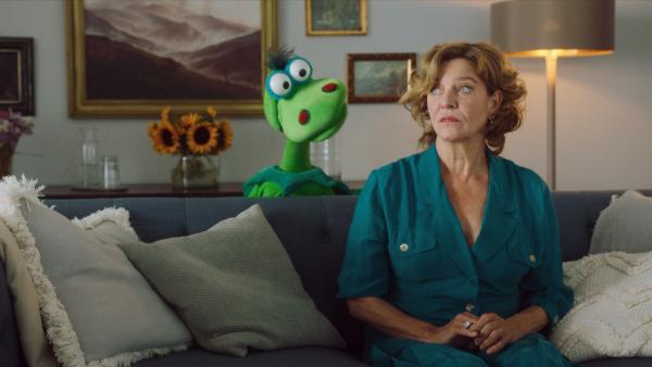 Bild 1 von 8: Der Jungdrache Poldi und Luise (Margarita Broich) sorgen sich um Jakob Sesam und seine Finanzen.