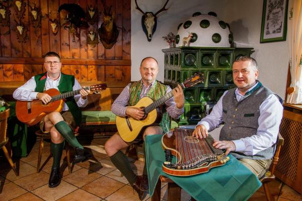 Bild 1 von 17: Im Bild: Fuchsthaller Saitnmusi.