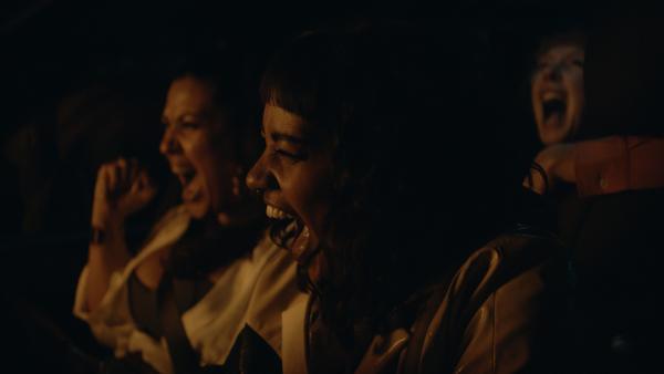 Bild 1 von 5: Elif (Jasmin Shakeri, l.), Jo (Salka Weber, M.) und Lena (Sarah Bauerett, r.) sind voller Freude im Auto.
