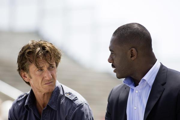 Bild 1 von 8: Jim Terrier (Sean Penn, l.); Jackie Barnes (Idris Elba, r.)
