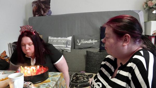 Bild 1 von 3: Lena feiert mit Freundin Pamela (re.) und Kumpel Jonas ihren 20. Geburtstag
