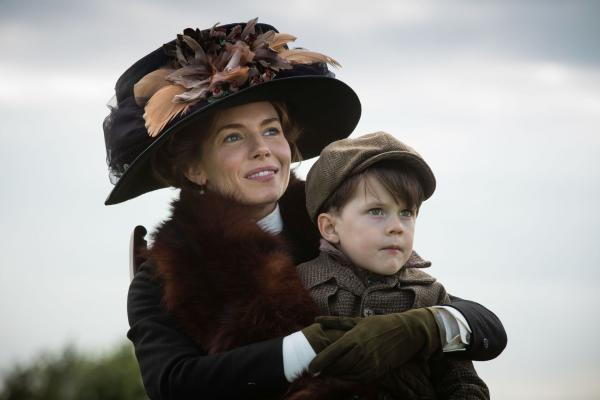 Bild 1 von 8: Nina Fawcett (Sienna Miller, l.); Jack Fawcett (Tom Mulheron, r.)
